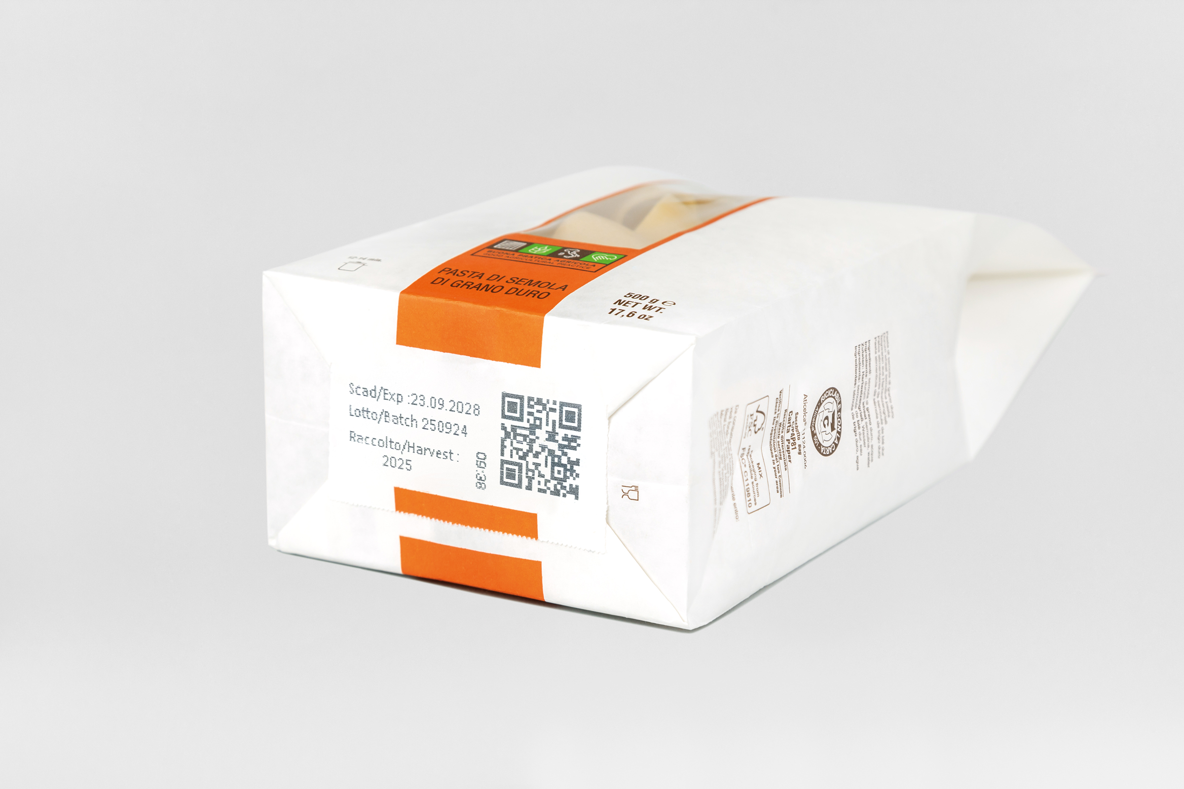 Immagine diagonale del fondo di un pacco di pasta Mancini con QRcode e anno del Raccolto
