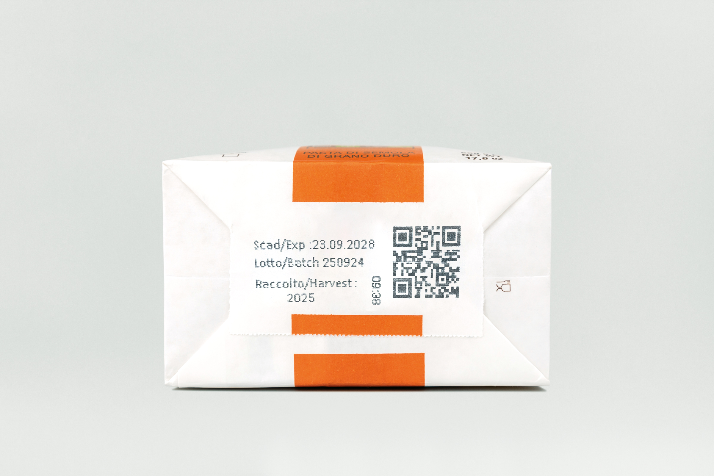 Immagine frontale del fondo di un pacco di pasta Mancini con QRcode e anno del Raccolto